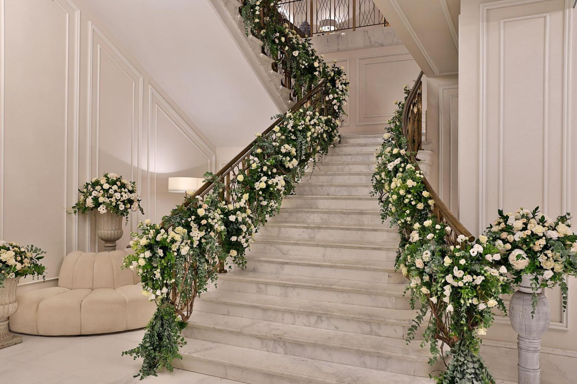 The Ritz-Carlton, Amman Hotel Eksteriør billede The staircase of the hotel