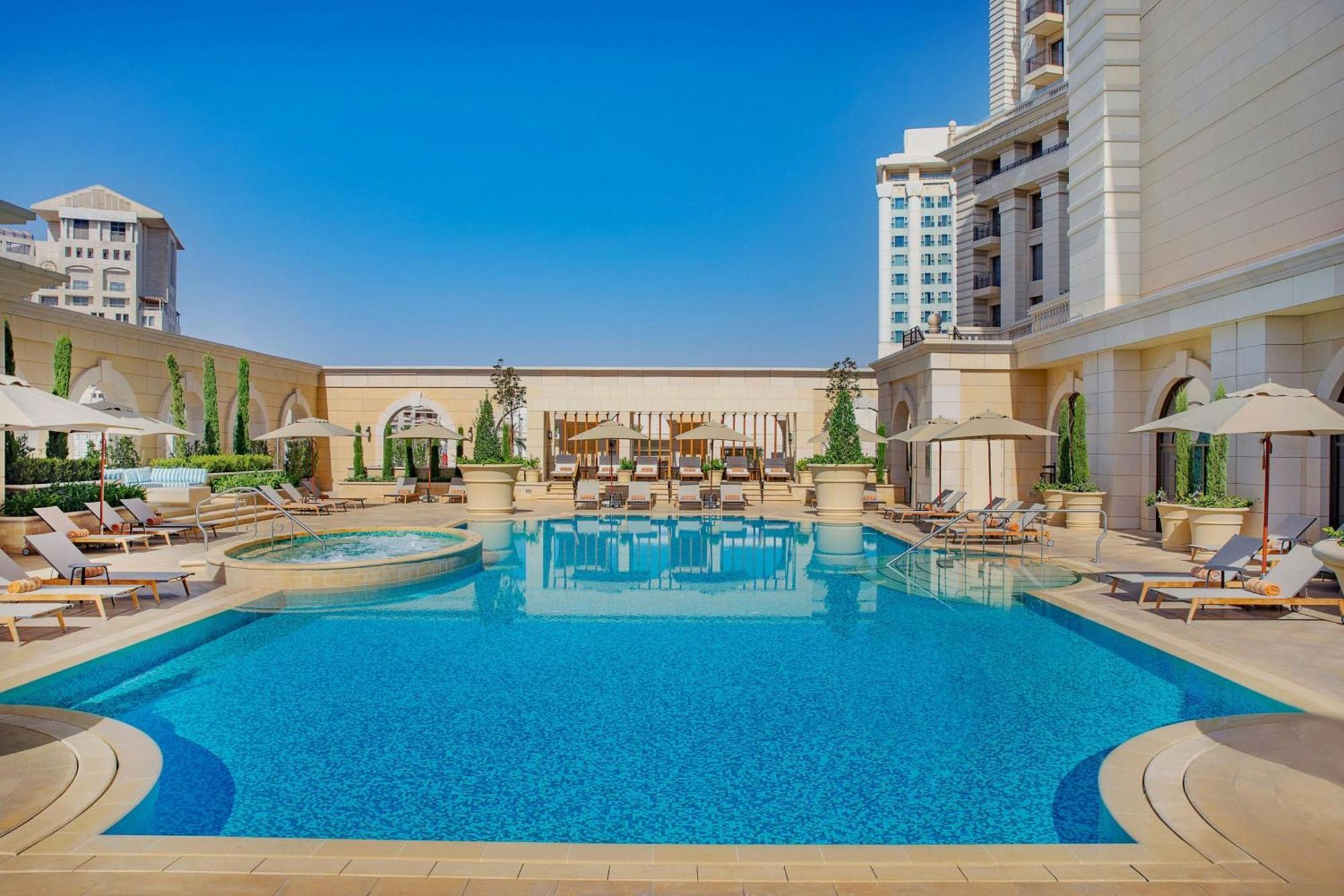 The Ritz-Carlton, Amman Hotel Eksteriør billede The pool at the hotel