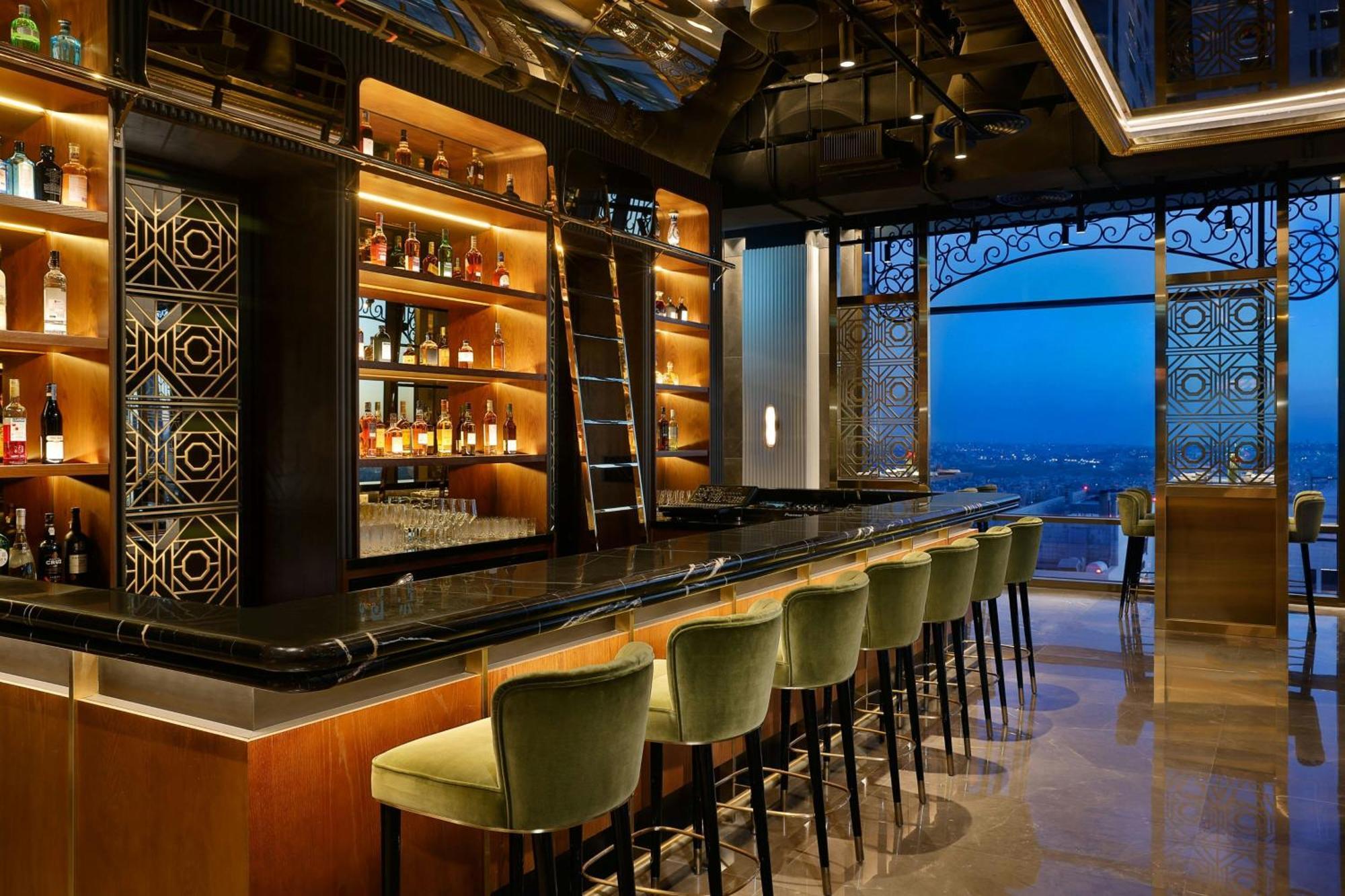 The Ritz-Carlton, Amman Hotel Eksteriør billede The bar at the 101 lounge