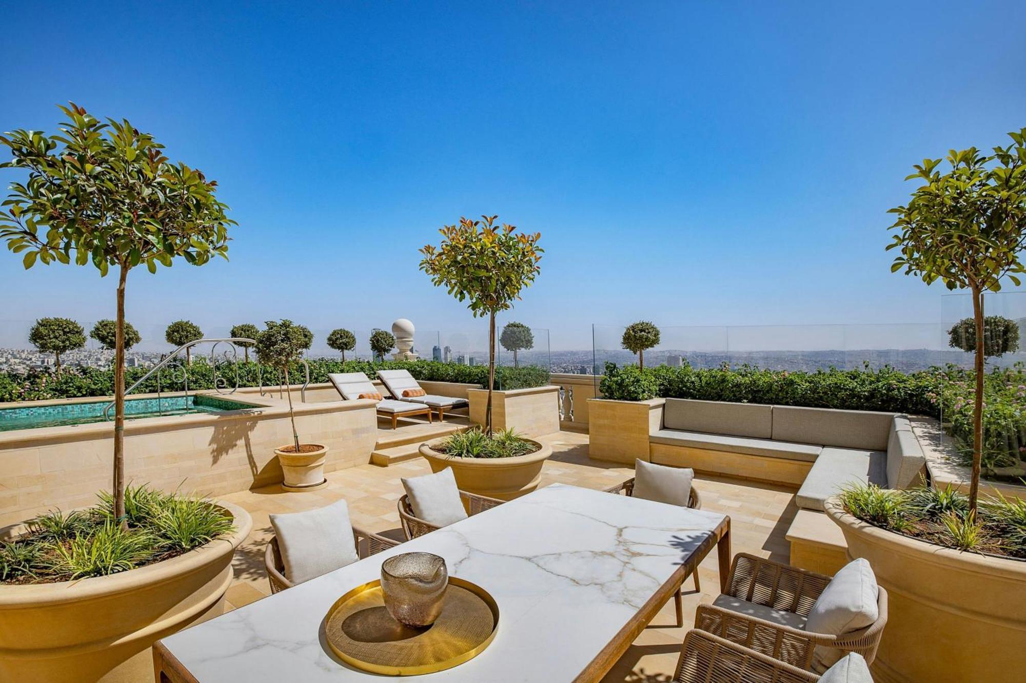 The Ritz-Carlton, Amman Hotel Eksteriør billede The rooftop pool at the Four Seasons Hotel