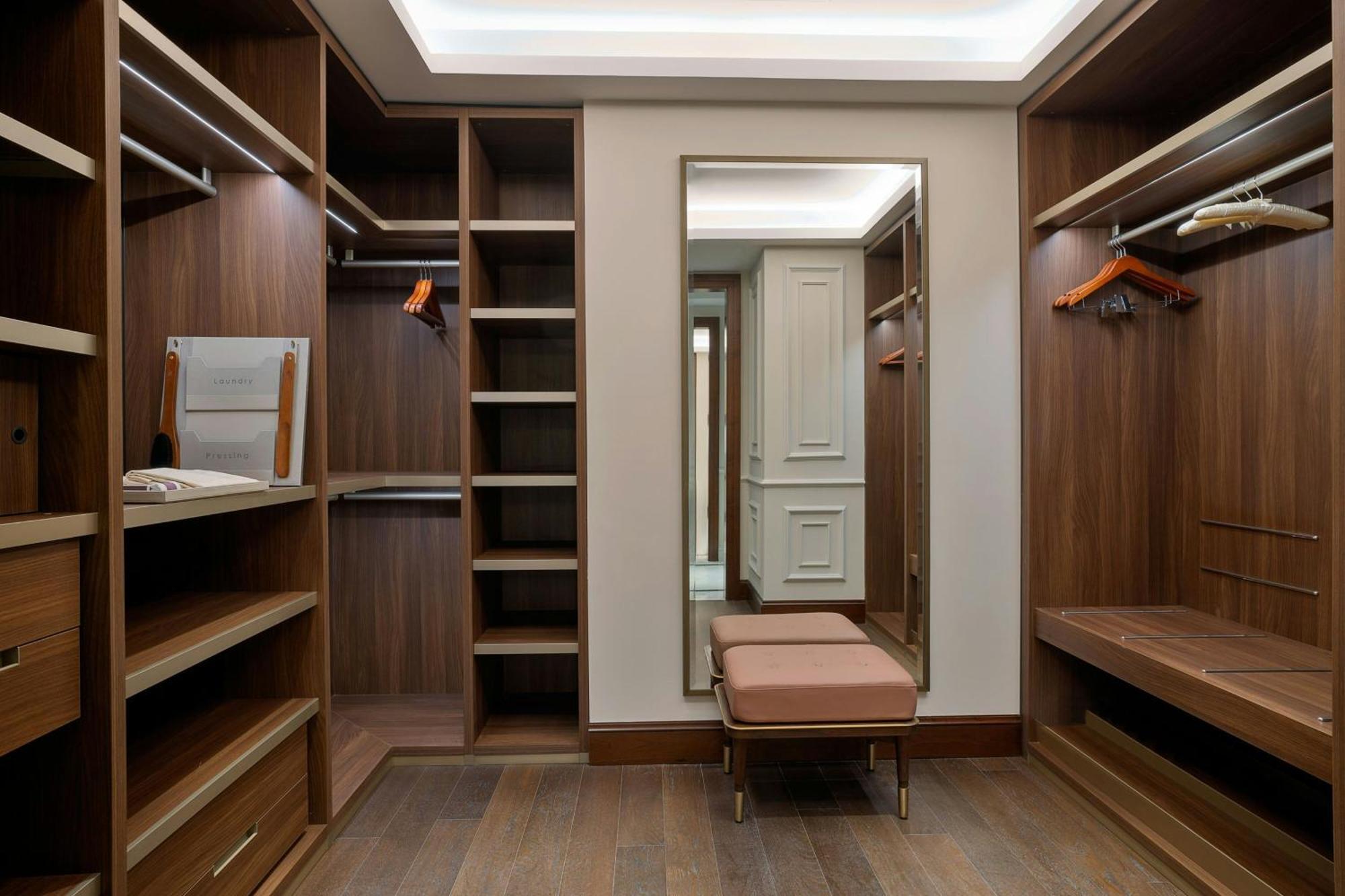 The Ritz-Carlton, Amman Hotel Eksteriør billede A walk-in closet