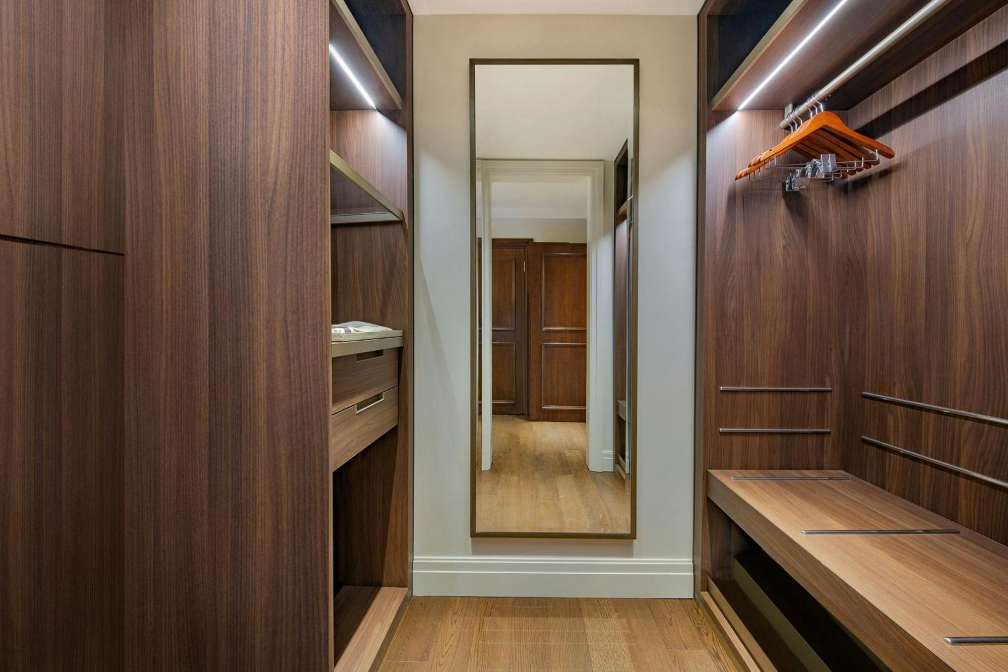 The Ritz-Carlton, Amman Hotel Eksteriør billede A walk-in closet